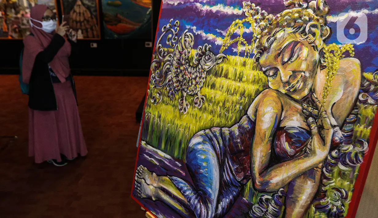 Pengunjung mengamati pameran seni rupa yang bertajuk 'Creative Freedom to Heal The Nation' di Perpustakaan Nasional, Jakarta, Kamis (15/10/2020). Pameran tersebut menceritakan refleksi kehidupan sehari-hari para seniman selama masa Pandemi COVID-19. (Liputan6.com/Johan Tallo)