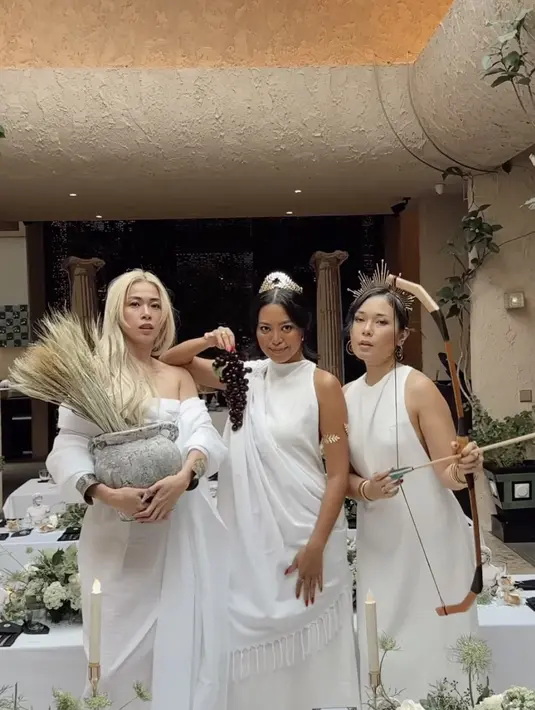 Sedangkan Cindy Karmoko dan Elizabeth Rahajeng juga hadir dengan gaun putih lengkap aksesori emas penyempurna gaya/ [Foto: instagram/ Ayla DImitri]