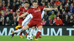 Pemain Liverpool, James Milner gagal mencetak tendangan penalti ke gawang Maribor pada laga lanjutan Grup E Liga Champions di Anfield, Kamis (2/11). Liverpool membuka lebar jalannya menuju babak 16 besar usai menang  3-0 atas Maribor. (AP/Rui Vieira)