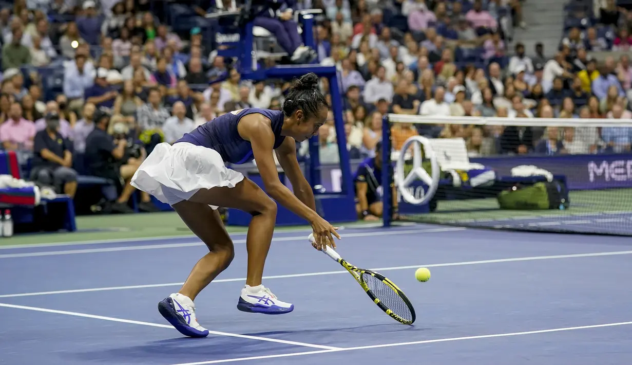 Petenis Kanada, Leylah Fernandez mengembalikan pukulan Aryna Sabalenka dari Belarus pada semifinal US Open 2021 di Arthur Ashe Stadium, New York, Jumat (10/9/2021). (AP Photo/Seth Wenig)