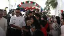Gubernur DKI Jakarta Anies Baswedan menyapa jamaah menjelang misa malam Natal di Gereja Katedral, Jakarta, Senin (24/12). Anies menyampaikan terima kasih kepada seluruh jamaah dalam menjaga meneduhkan kedamaian. (Liputan6.com/Herman Zakharia)