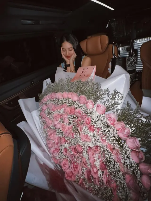 Momen mesra Tora Widjaja dan Anya Geraldine bikin heboh. (credit:instagram.com/torawidjaja/anyageraldine)