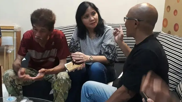 Pemilik toko di Purbalingga yang dituduh positif virus Corona mengklarifikasi bahwa tuduhan itu tak benar alias hoaks. (Foto: Liputan6.com/Galoeh Widura)