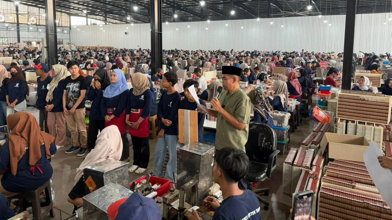 150 Karyawan Dapat Rezeki Nomplok Diberangkatkan Umrah, Pesan Bos Rokok HS Bikin Haru