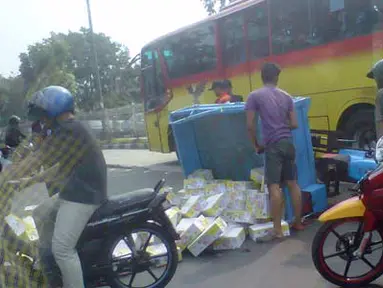 Citizen6, Jakarta: Bus Transjakarta arah Pulogadung menabrak sepeda motor di Jalan WR Supratman, Cempaka Putih, Jakarta Pusat, tepatnya depan Hotel Cempaka, Kamis (9/6). (Pengirim: Suhartati)
