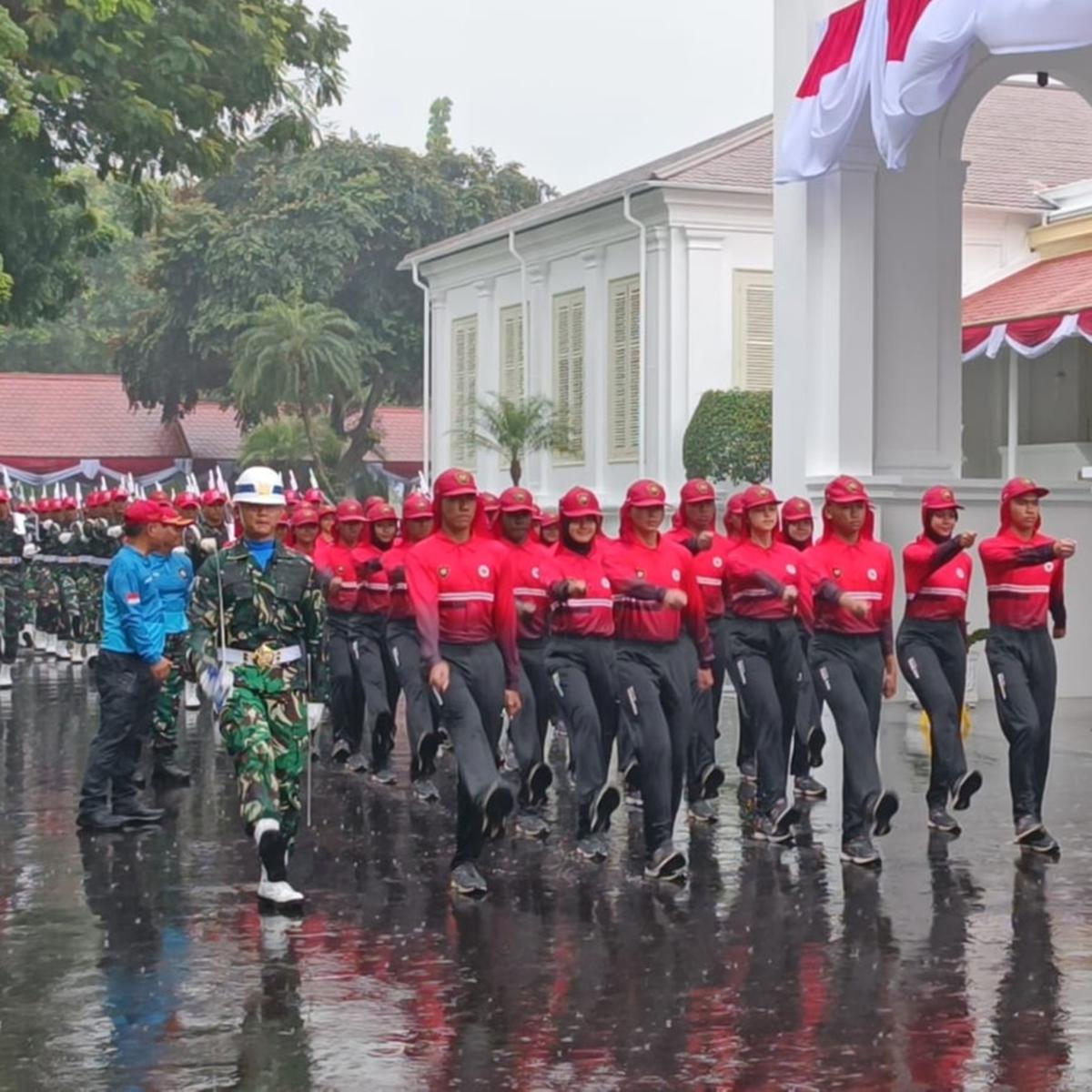 Tak Gentar, Di Bawah Guyuran Hujan Paskibraka Gladi Kotor Jelang Upacara HUT ke-80 RI