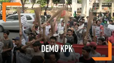 Puluhan pendemo berusaha menerobos pagar halaman KPK. Pendemo dari Komite Aksi Pemuda Anti Korupsi (KAPAK) menuntut KPK independen dalam menegakkan hukum. Aksi KAPAK ini di halau hingga keluar gedung KPK oleh polisi.