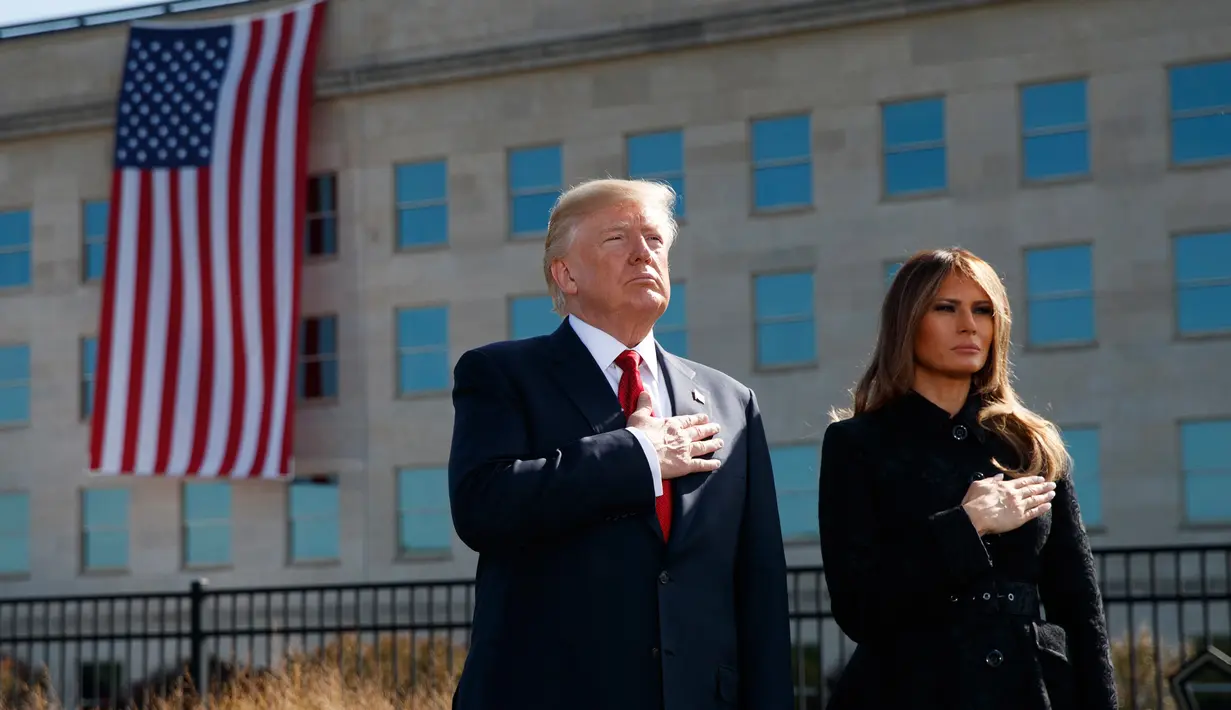 Presiden AS Donald Trump dan Ibu Negara, Melania Trump mengheningkan cipta untuk korban serangan 11 September 2001 dalam acara peringatan di Pentagon, Senin (11/9). Trump untuk pertama kalinya sebagai Presiden memimpin peringatan 9/11. (AP/Evan Vucci)