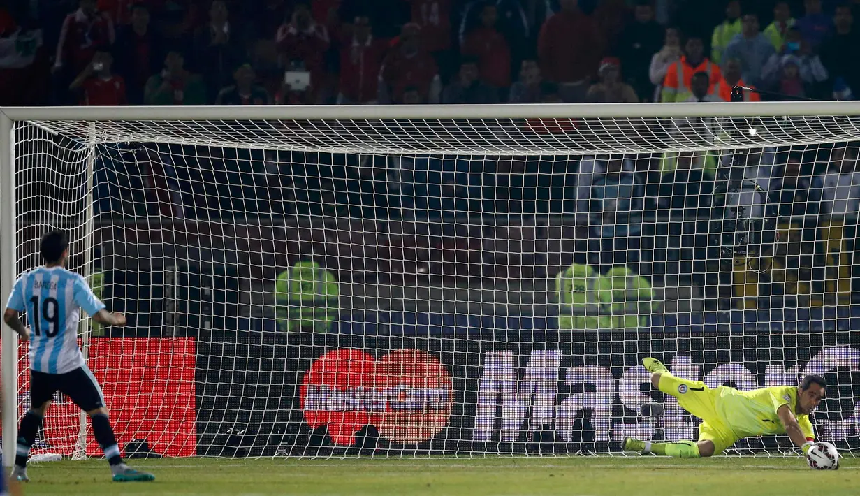 Kiper Chili, Claudio Bravo mengagalkan tendangan penalti gelandang Argentina, Ever Banega di final Copa America 2015 di Stadion Nasional, Santiago, Chili, (4/7/2015). Chili menang lewat adu penalti atas Argentina dengan skor 4-1. (REUTERS/Ivan Alvarado)