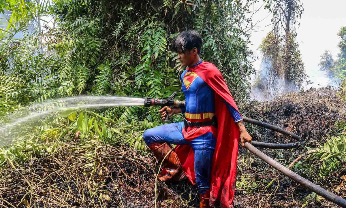 Superman Muncul di Tengah Kebakaran Lahan Palangkaraya