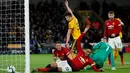 Pemain Manchester United Chris Smalling mencetak gol bunuh diri saat bertanding melawan Wolverhampton Wanderers pada laga pekan ke-33 Liga Inggris di Stadion Molineux, Wolverhampton, Inggris, Selasa (2/4). (Reuters/Andrew Boyers)