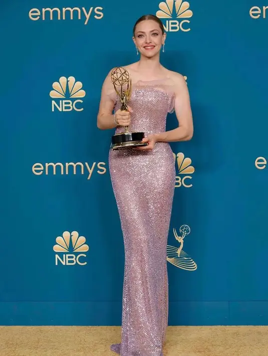 Aktris Amanda Seyfried tampil menawan dalam balutan gaun putri duyung berwarna ungu dari Armani Privé. Gaun dengan ruffle tulle merah muda pucat ini dipadukan dengan permata Cartier halus. (Instagram/giorgioarmani).