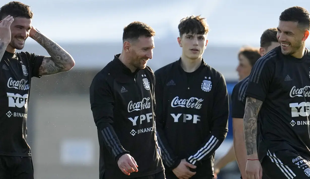 Pemain Argentina Lionel Messi (tengah kiri) dan Alejandro Garnacho (tengah kanan) saat sesi latihan sebelum melawan Venezuela pada pertandingan sepak bola kualifikasi Piala Dunia 2022 di Buenos Aires, Argentina, 23 Maret 2022. (AP Photo/Natacha Pisarenko)