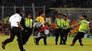 Petugas keamanan langsung memasuki mengamankan suporter yang nekat memasuki lapangan Stadion GBK, Jakarta, (6/8/2014). (Liputan6.com/Helmi Fithriansyah)