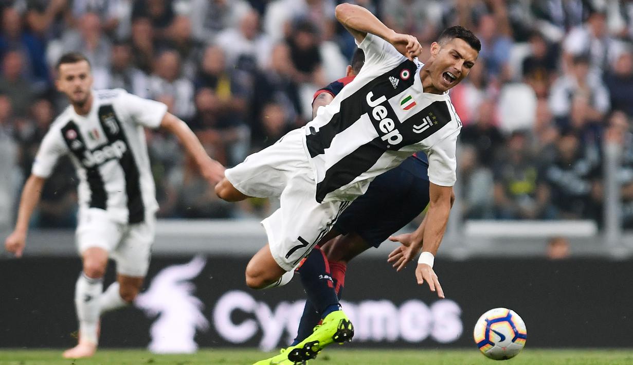 Bintang Juventus, Cristiano Ronaldo, terjatuh saat melawan Genoa pada laga Serie A Italia di Stadion Allianz, Turin, Sabtu (20/10). Kedua klub bermain imbang 1-1. (AFP/Marco Bertorello)