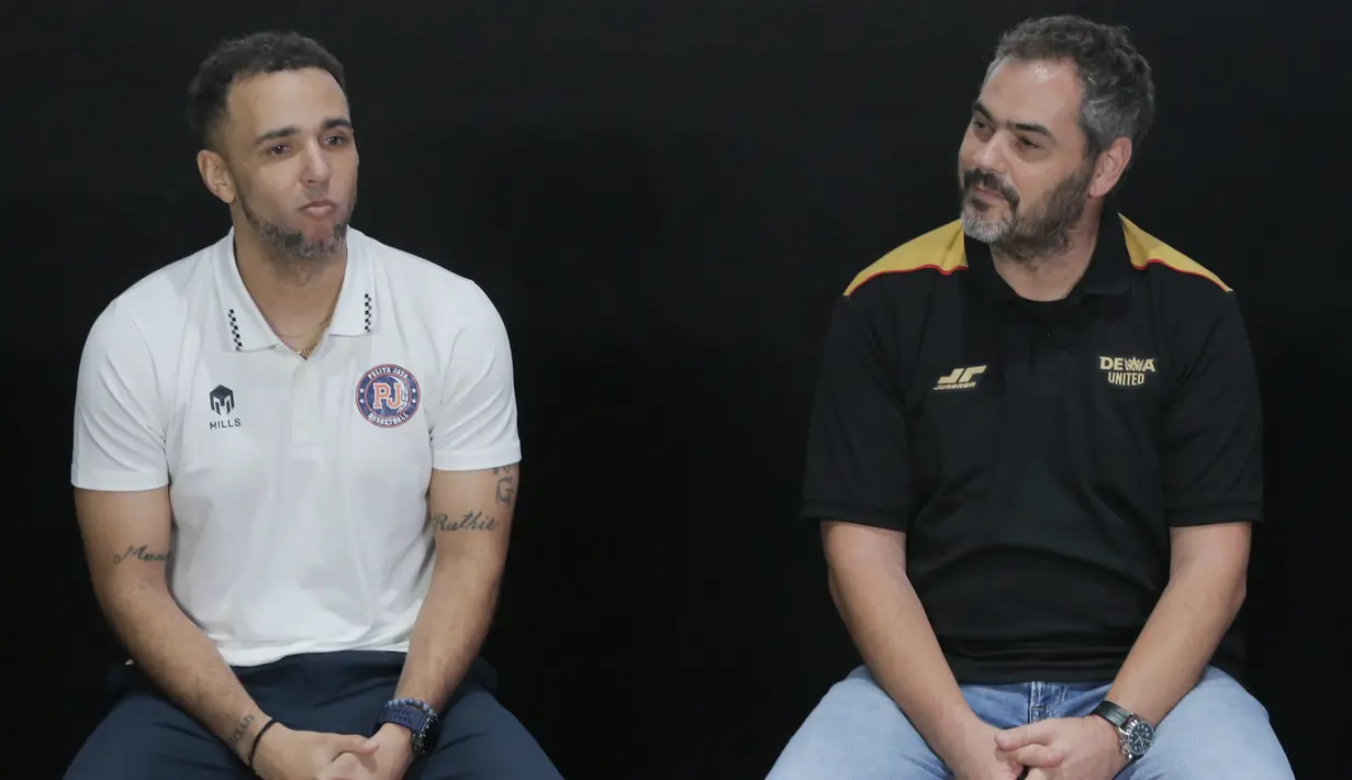 Dua finalis musim lalu, Dewa United Banten dan Pelita Jaya Basketball, dipastikan saling berhadapan pada laga pembuka. Tampak dalam foto, Pelatih kepala Pelita Jaya Basketball, David Singleton (kiri) bersama pelatih kepala Dewa United Banten, Agusti Julbe Bosch (kanan) saat konferensi pers terkait dimulainya secara resmi musim kompetisi Indonesian Basketball League (IBL) GoPay 2026 di kawasan Senayan, Jakarta, Selasa (6/1/2026). (Bola.com/M Iqbal Ichsan)