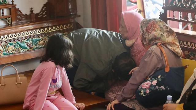 6 Potret Kebersamaan Mahfud MD dan Sang Ibunda, Selalu Memuliakan Ibu