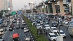 Suasana arus lalu lintas di Tol Dalam Kota sekitar Jalan Jend Gatot Subroto, Jakarta, Selasa (18/6/2019). Hasil survei Lembaga pengukur tingkat kemacetan kota-kota di dunia, TomTom Traffic Index, menyebut tingkat kemacetan DKI Jakarta menurun hingga delapan persen. (Liputan6.com/Helmi Fithriansyah)