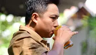 10 Ciri Kepribadian Orang Mengangkat Jari Kelingking saat Minum, Terkait Sopan Santun?