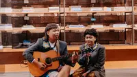 Bertemu di Hotel, More on Mumbles Kaget Fansnya Ternyata Masih Kecil