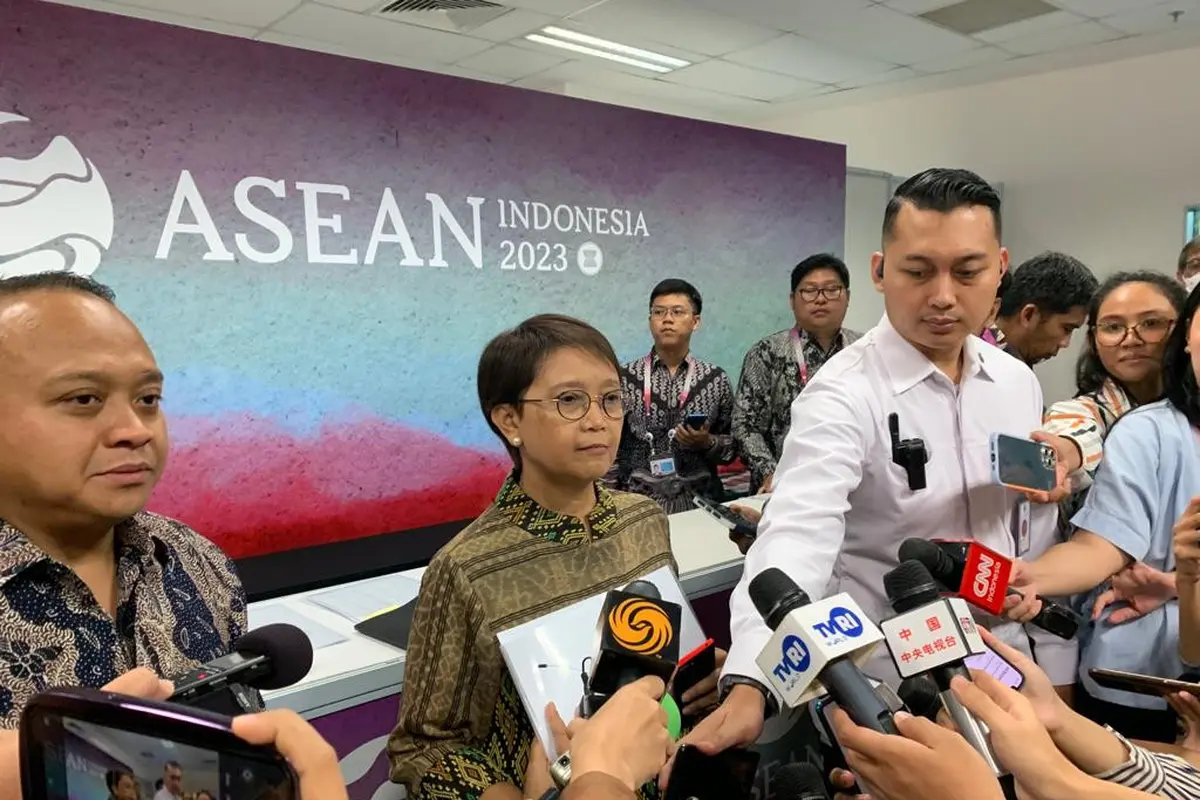 Menteri Luar Negeri (Menlu) RI Retno Marsudi saat mengunjungi media centre dalam rangka persiapan Pertemuan ke-56 Menlu ASEAN (AMM) yang akan dimulai Selasa (11/7/2023). (Liputan6.com/Benedikta Miranti)