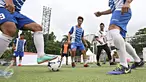 Bambang Pamungkas ikut menyaksikan seleksi tim untuk kompetisi AIA Championship Jakarta, Minggu (28/2/2016). Kompetisi digelar untuk mencari tim yang akan bergabung dengan Bambang Pamungkas mewakili Indonesia (Liputan6.com/Immanuel Antonius) 
