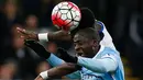 Gelandang City, Yaya Toure (depan) berebut bola udara dengan pemain Newcastle United pada lanjutan liga Inggris di St James 'Park (20/4). Newcastle bermain imbang atas City dengan skor 1-1. (Reuters/Andrew Yates)