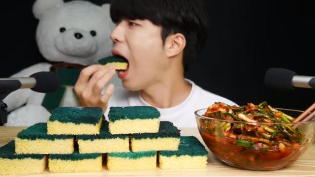 youtuber makan spons