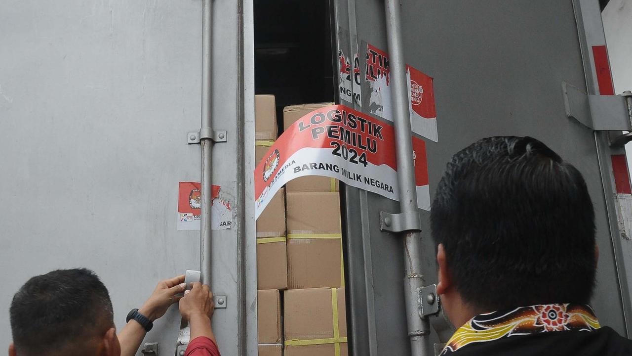 Komisi Pemilihan Umum (KPU) Jakarta Timur menerima kedatangan surat kertas pemilu untuk Presiden dan wakil presiden di Kawasan Industri Pulogadung, Jakarta, Minggu (7/1/2024).