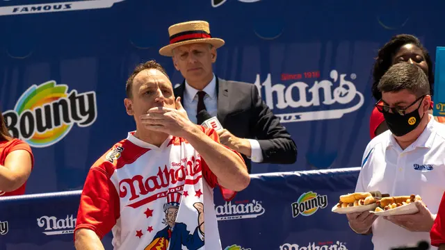 Joey Chestnut Memenangkan Kontes Makan Hot Dog