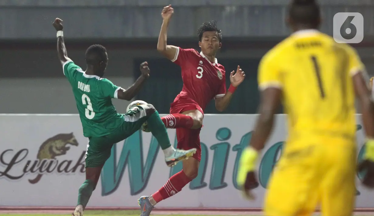 Laga antara timnas Indonesia melawan Burundi berjalan menarik, kedua tim terlibat aksi saling serang. (Liputan6.com/Herman Zakharia)