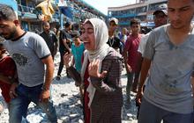 FOTO: Tangis Histeris Keluarga Meratapi Hancur Lebur Sekolah PBB untuk Pengungsi di Nusairat Gaza yang Dibom Israel