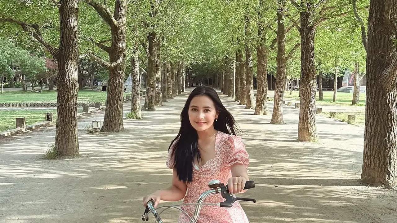 In Her Bucin Era, Gaya Prilly Latuconsina Makin Suka Tampil Serba Pink Sejak Pacaran dengan Omara Esteghlal