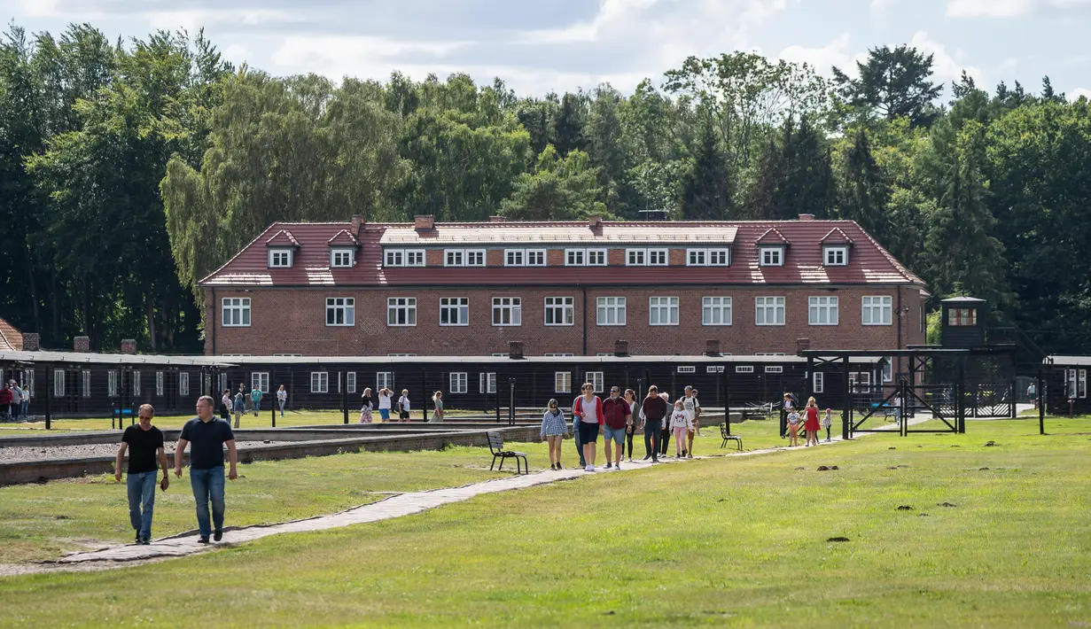 Orang-orang mengunjungi museum di bekas Kamp Kematian Nazi Stutthof, di Sztutowo, Polandia (21/7/2020). Bara pembakaran mayat di hutan di sekitar kamp konsentrasi Stutthof Nazi Jerman masih menghantui Marek Dunin yang berusia 93 tahun. (AFP Photo/Wojtek Radwanski)