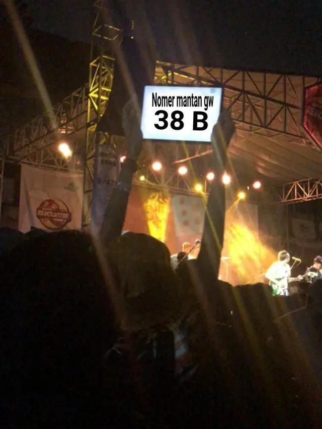 5 Tulisan Kocak yang Muncul saat Konser Ini Bikin Tepuk Jidat