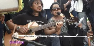 Dewa Budjana memberikan persembahan terakhir, ia mengiringi Grace Simon bernyanyi saat penurunan peti Ireng Maulana dengan sebuah lagu.