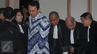 Terdakwa Basuki Tjahaja Purnama atau Ahok berunding dengan tim penasehat hukum setelah pembacaan putusan sidang di Kementan, Jakarta, Selasa (9/5). Majelis Hakim menjatuhkan vonis selama dua tahun penjara terhadap Ahok. (Liputan6.com/sigid Kurniawan/Pool)