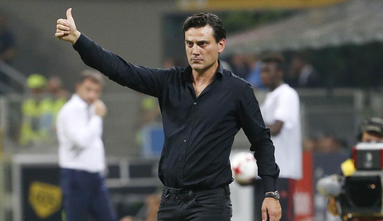Pelatih AC Milan, Vincenzo Montella, mengacungkan jempol kepada anak asuhnya saat menghadapi CSU Craiova pada laga kualifikasi Liga Europa di Stadion San Siro, Milan, Jumat (4/8/2017). AC Milan menang 2-0 atas CSU Craiova. (AP/Antonio Calanni)