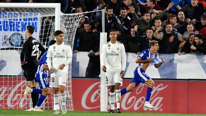 Pemain Deportivo Alaves, Manu Garcia (kanan) berselebrasi usai mencetak gol pada menit ke-90 ke gawang Real Madrid pada lanjutan La Liga Spanyol di stadion Mendizorroza, di Vitoria (6/10). Madrid takluk 1-0 Deportivo Alaves. (AP Photo/Alvaro Barrientos)