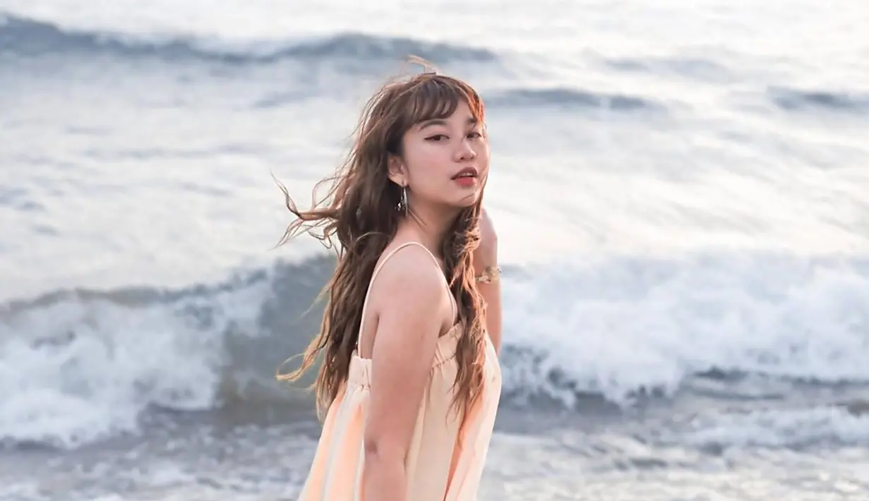 Pantai memang menjadi salah tempat favorit untuk menjadi tujuan wisata. Saat berada di pantai, pelantun lagu Rinduku ini pun tampil keren dengan berbagai pose dengan latar belakangan deburan ombak yang menghampiri. Mengenakan mini dress, gayanya ini pun semakin terlihat sensual. (Liputan6.com/IG/@gheaindrawari)