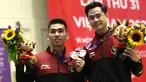 Raihan medali Indonesia kembali bertambah usai Harris Horatius dan Nicholas berhasil mempersembahkan perak dari cabang olahraga Wushu SEA Games 2021 di Cau Giay Gymnasium, Hanoi, Vietnam, Sabtu (14/05/2022). Harris mendapatkan poin 9,7 di nomor Taolu Nan Quan Putra sedangkan Nicholas meraih poin 9,71 di nomor Taolu Taiji Jian Putra. (Bola.com/Ikhwan Yanuar)