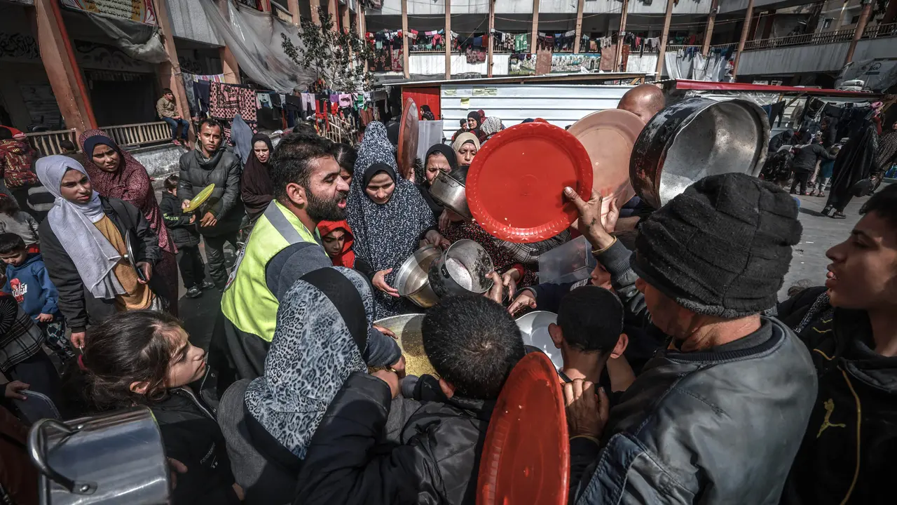 Potret Antrean Warga Palestina saat Pembagian Makanan di Lokasi Pengungsian