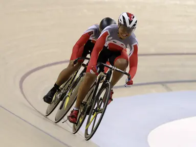 Pesepeda Indonesia memacu kecepatan pada nomor Women Elite Team Sprint saat Asian Track Championship 2019 di Jakarta International Veledrome, Jakarta, Rabu (9/1). Tim Indonesia gagal meraih medali pada nomor tersebut. (Bola.com/Yoppy Renato)