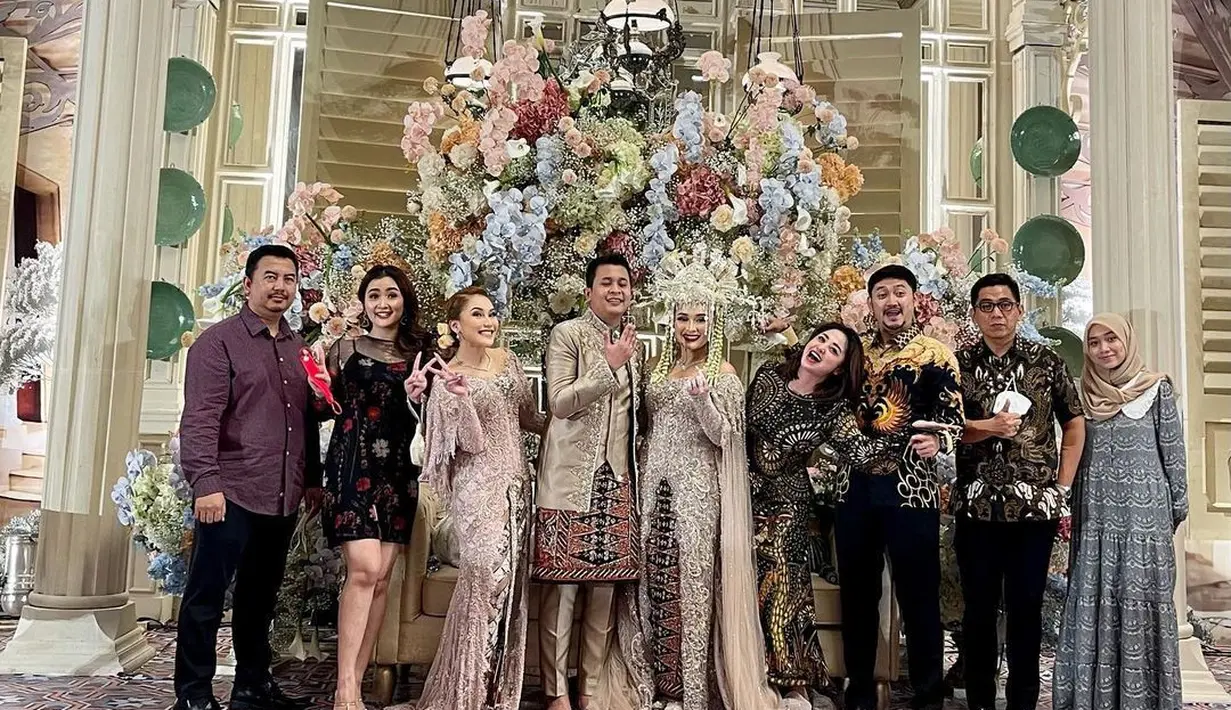 Penyanyi yang akrab disapa DP ini diketahui punya hubungan pertemanan dengan A\yu Ting Ting. (Instagram @dewiperssikreal.new)