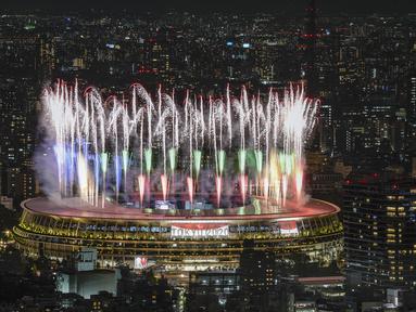 Kembang api menerangi Stadion Olimpiade dilihat dari dek observasi Shibuya Sky saat Upacara Pembukaan Paralimpiade 2020 di Tokyo, Selasa, 24 Agustus 2021. (AP Photo/Kiichiro Sato)