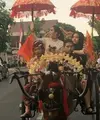 Penyanyi cantik Syahrini di arak keliling kota Jembrana Bali. Dengan menggunakan delman, Syahrini menyapa warga Nagara, Bali. Sambutan masyarakat begitu antusias dipinggir jalan yang dilaluinya. (Instagram/princessyahrini)