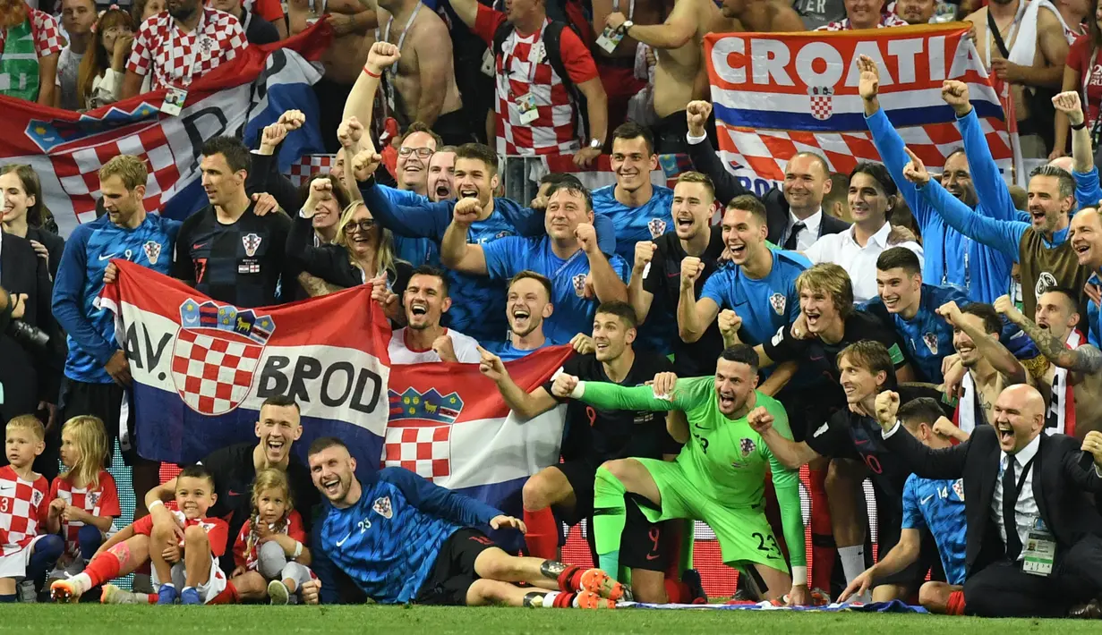 Pemain Kroasia foto bersama anak-anak mereka usai menumbangkan Inggris pada laga semifinal Piala Dunia 2018 di Stadion Luzhniki, Moskow, Rabu, Rabu (11/7). (AFP PHOTO/Kirill KUDRYAVTSEV)