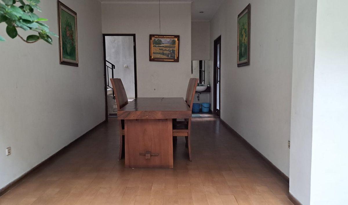 Di sekeliling taman tersebut, baru terdapat pintu-pintu kamar dengan penanda berupa nomor di sisi kanan atas.