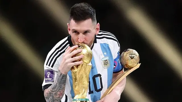 Foto: Lionel Messi Bersama Dua Trofi Bergengsi