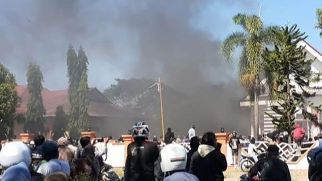 "Iya masih ada kemungkinan (jumlah tersangka) bertambah. Perannya pembakaran, pengrusakan, dan penghasutan," sebutnya.